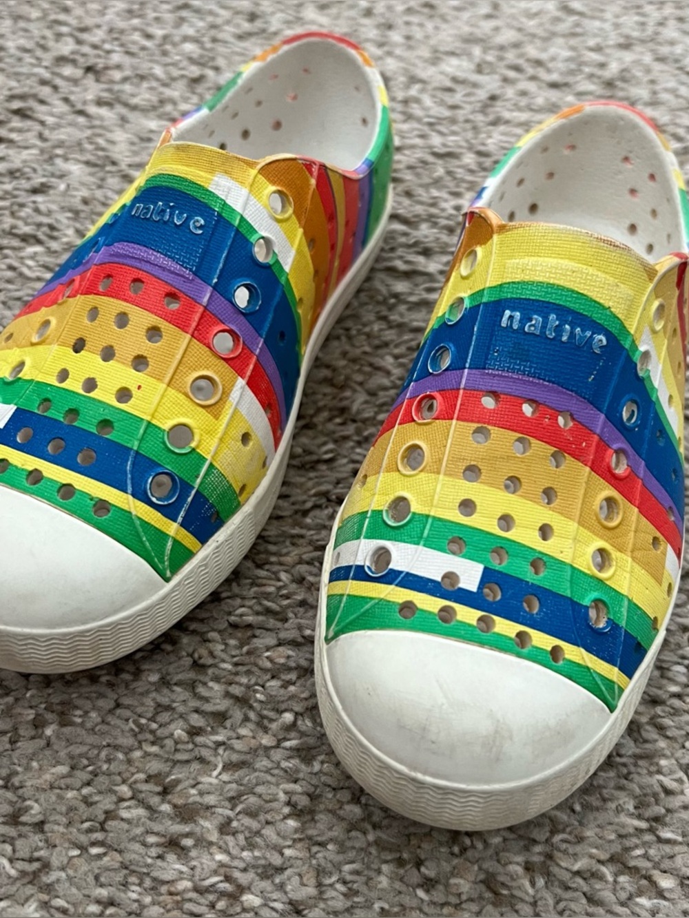Native Kids Jefferson Slip-On Shoes in Rainbow Stripes Size 10